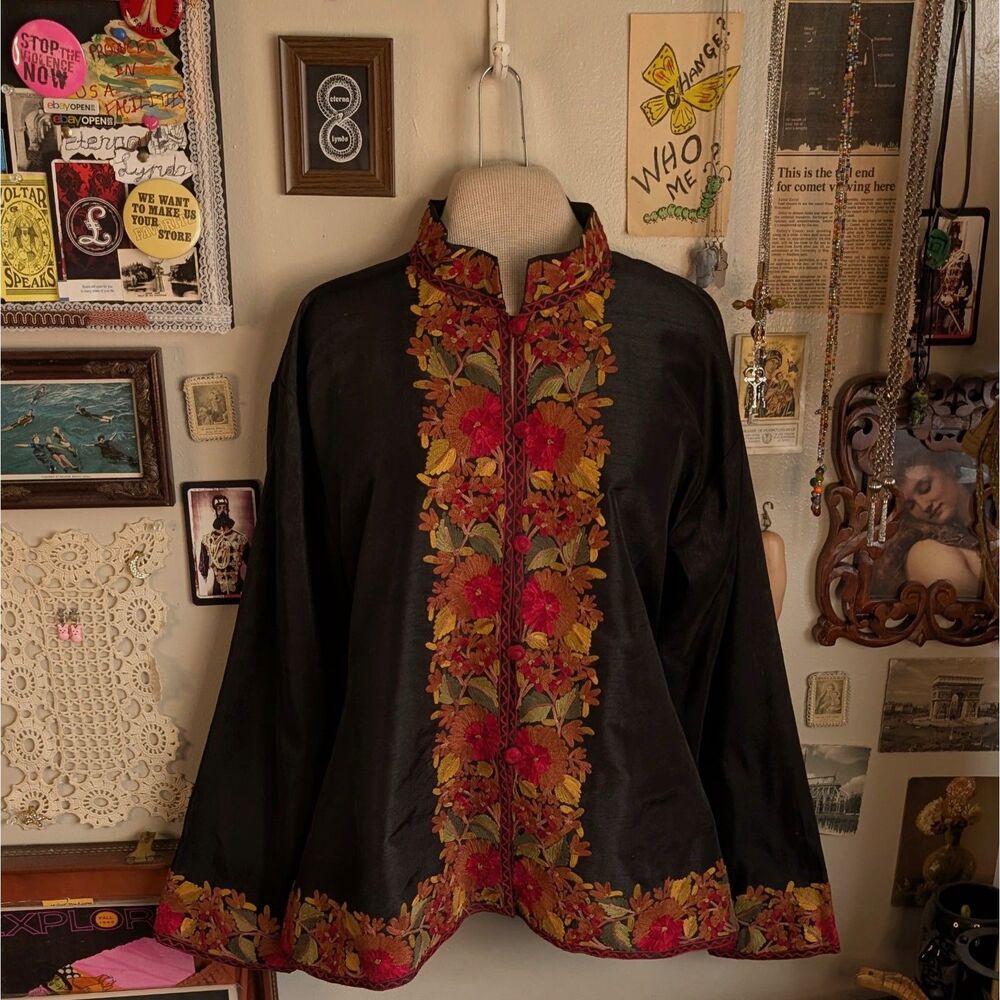 Vintage Embroidered Floral Jacket Women's Small/Medium Black Red